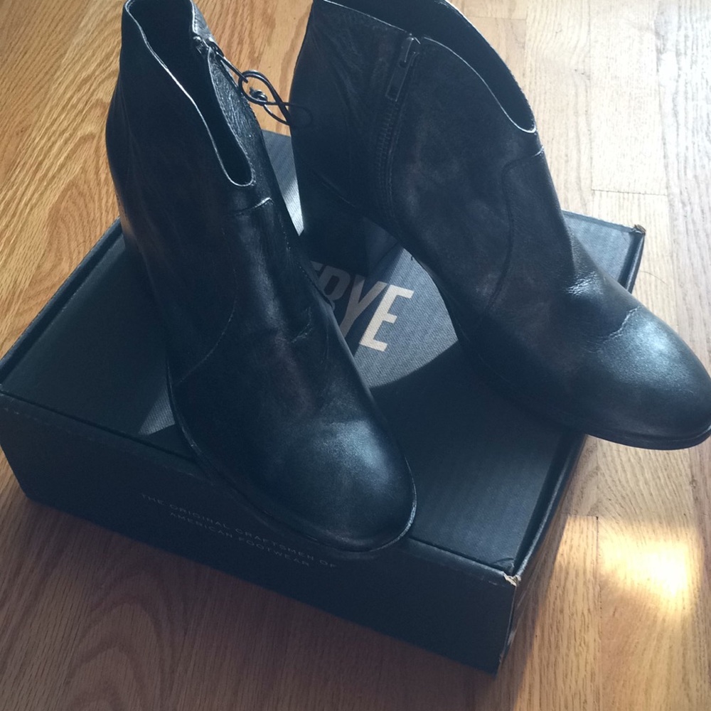 NIB FRYE NORA SHORT BOOT BLACK ZIP SZ 11